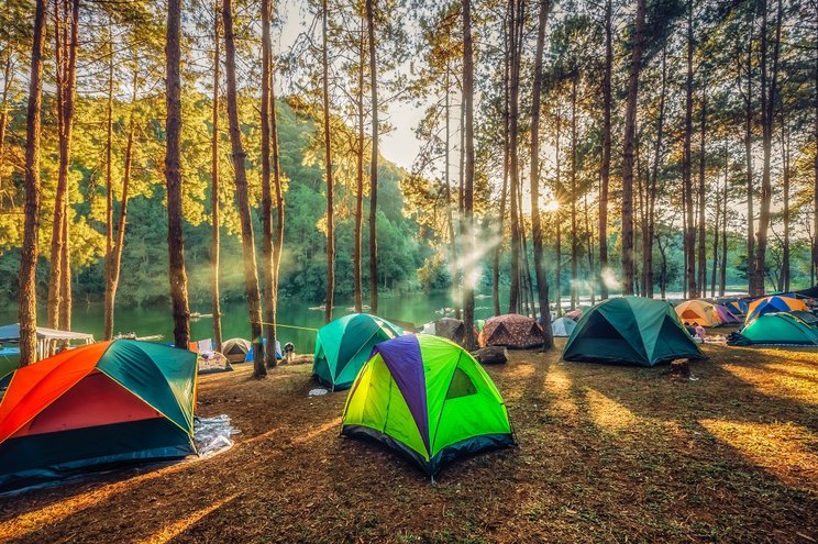 Camping Site yang ramai dengan tenda-tenda untuk camping